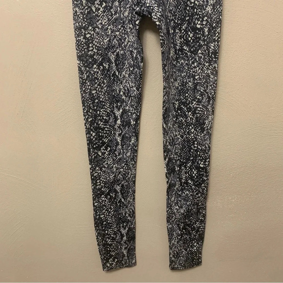 Spanx Faux Leather Snake Shine Leggings Size Small NWT New - Picture 13 of 16